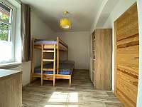Druhá ložnice - postel, skříň - apartmán k pronajmutí Žacléř