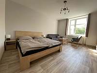 Manželská postel a odpočinková část - apartmán ubytování Žacléř