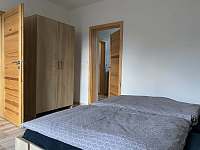 Obývací pokoj, manželská postel, skříň - apartmán k pronájmu Žacléř