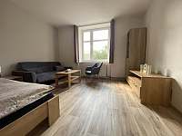 Obývací pokoj s manželskou postelí - apartmán k pronajmutí Žacléř