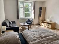 Obývací pokoj s manželskou postelí - pronájem apartmánu Žacléř