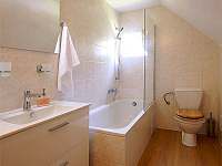 Koupelna s vanou, umyvadlem a toaletou - Černý Důl - Čistá v Krkonoších