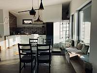 Obývací část a vybavená kuchyně - pronájem apartmánu Rudník