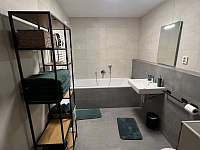 koupelna - vana s pohyblivou zastěnou - apartmán ubytování Benecko