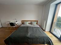 manželská postel - ložnice - apartmán k pronájmu Benecko