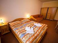 Pokoj s manželskou postelí a rozkládací pohovkou ( šíře po rozložení 140 cm) - Harrachov - Nový Svět