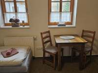 Podkrovní apartmán - pokoj s jídelním stolem - Černý Důl - Čistá v Krkonoších
