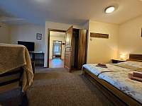 Rodinný apartmán - manželská postel a posezení - chalupa ubytování Černý Důl - Čistá v Krkonoších
