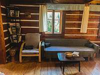 Společenská místnost - detail; gauč, křeslo, knihovna - chata k pronájmu Malá Úpa