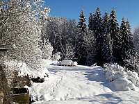 zahrada pod sněhem - chalupa ubytování Jablonec nad Jizerou - Blansko