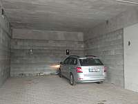 kryté parkovací stání oceníte nejen v zimní sezóně - apartmán k pronajmutí Loučná pod Klínovcem
