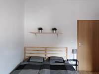 Ložnice č.2 s manželskou postelí a 2 samostatné lůžka - apartmán k pronájmu Vejprty