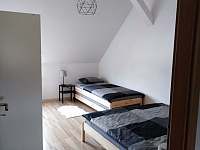 Ložnice č.2 s manželskou postelí a 2 samostatné lůžka