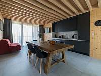 Společná obývací místnost s kuchyní
