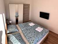 Ložnice č. 1 s manželskou postelí 180x200cm a TV - apartmán k pronájmu Abertamy