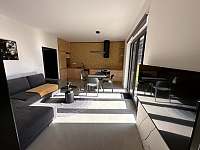Včelka-obývací pokoj s kuchyňským koutem a TV - Abertamy