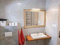 Koupelna s toaletou - Levý apartmán - Nová Ves v Horách