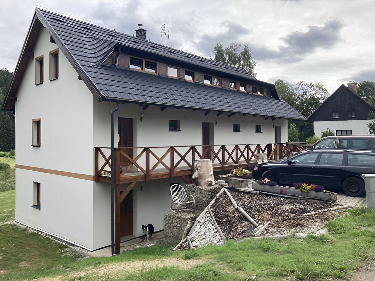 Venkovní pohled na parkoviště a vstupy - pronájem apartmánu Bublava - zvětšit Apartmán k pronajmutí - ubytování Bublava Krušné hory