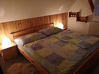 Ložnice s manželskou postelí - chalupa k pronajmutí Orasín