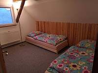 Ložnice se samostatnými postelemi - chalupa ubytování Orasín