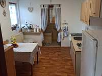 Apartmán s kuchyní a koupelnou (vana+ WC + umyvadlo,)pro dvě osoby v přízemí - chata k pronajmutí Blatno - Zákoutí