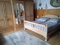 Pokoj s manželskou postelí v přízemí - pronájem chaty Blatno - Zákoutí