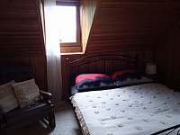Pokoj v patře s manželskou postelí - chata k pronájmu Blatno - Zákoutí