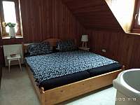 Pokoj v patře s manželskou postelí - pronájem chaty Blatno - Zákoutí