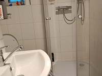 Hygienické zařízení se sprchou v 1. patře - chalupa k pronájmu Kovářská