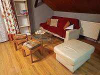 Obývací pokoj, pohovka - apartmán k pronájmu Jindřichovice - Háj