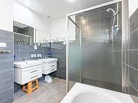 Koupelna s vanou a sprchovým koutem v horním patře - pronájem vily Loučná pod Klínovcem