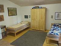 Spodní ložnice se 2 postelemi 2 - chalupa k pronajmutí Krupka