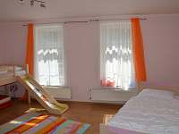dětský pokoj - tři postele, jedna z toho vyvýšená s klouzačkou - apartmán k pronajmutí Boží Dar v Krušných horách