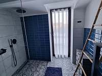 velká walk-in sprcha a výhled na Lužické hory - pronájem apartmánu Kunratice u Cvikova