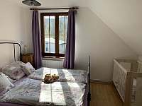 Apartmán 1.patro, ložnice s manželskou postelí a dětskou postýlkou - pronájem chalupy Krompach - Valy