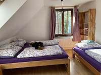 Apartmán 1.patro, ložnice se třemi samostatnými postelemi - chalupa k pronajmutí Krompach - Valy