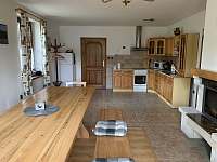 Apartmán přízemí_obývací pokoj s kuchyní a vstupem na terasu - Krompach - Valy