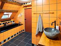 Horní koupelna s vanou, sprchovým koutem a wc - Kamenický Šenov