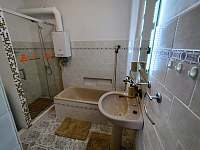 Koupelna - sprchový kout i vana - pronájem rekreačního domu Varnsdorf