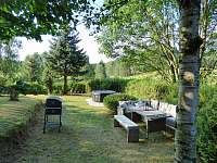Zahrada s posezením, grilem a vířivkou - chalupa ubytování Mařenice