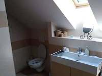 Koupelna a WC patro - rekreační dům k pronajmutí Kunratice u Cvikova
