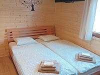 manželská postel v centrální místnosti - chata k pronájmu Česká Lípa - Písečná