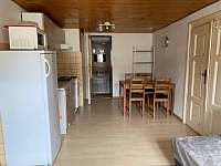 apartmán č.3 kuchyně a vstup do koupelny - chalupa ubytování Sloup v Čechách