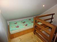 Samostatná postel v podkroví - chalupa k pronájmu Jiřetín pod Jedlovou