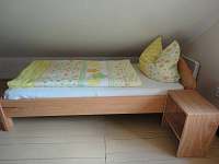 Samostatná postel v podkrovní ložnici - Jiřetín pod Jedlovou