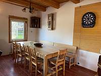Společenská místnost - jídelní stůl - chalupa ubytování Horní Podluží