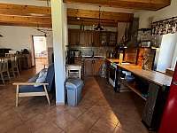 pohled na kuchyň a jídelnu - pronájem chalupy Heřmanice v Podještědí