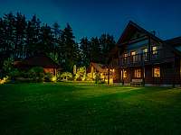 Noční pohled na zahradu, která je osvícena zahradním osvětlením - chalupa ubytování Sloup v Čechách