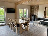 Obývací pokoj s jídelním stolem - pronájem chaty Slapy