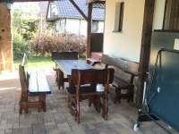 Sezení a pingpongový stůl - chata k pronájmu Kostelec nad Labem